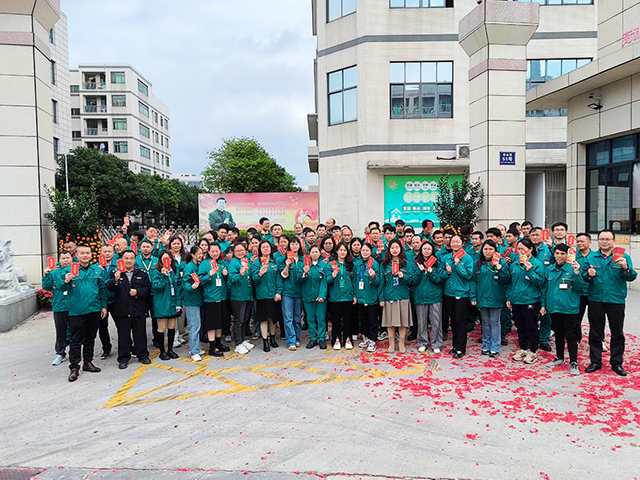 Rovis团队和公司历史与高级室外种植者